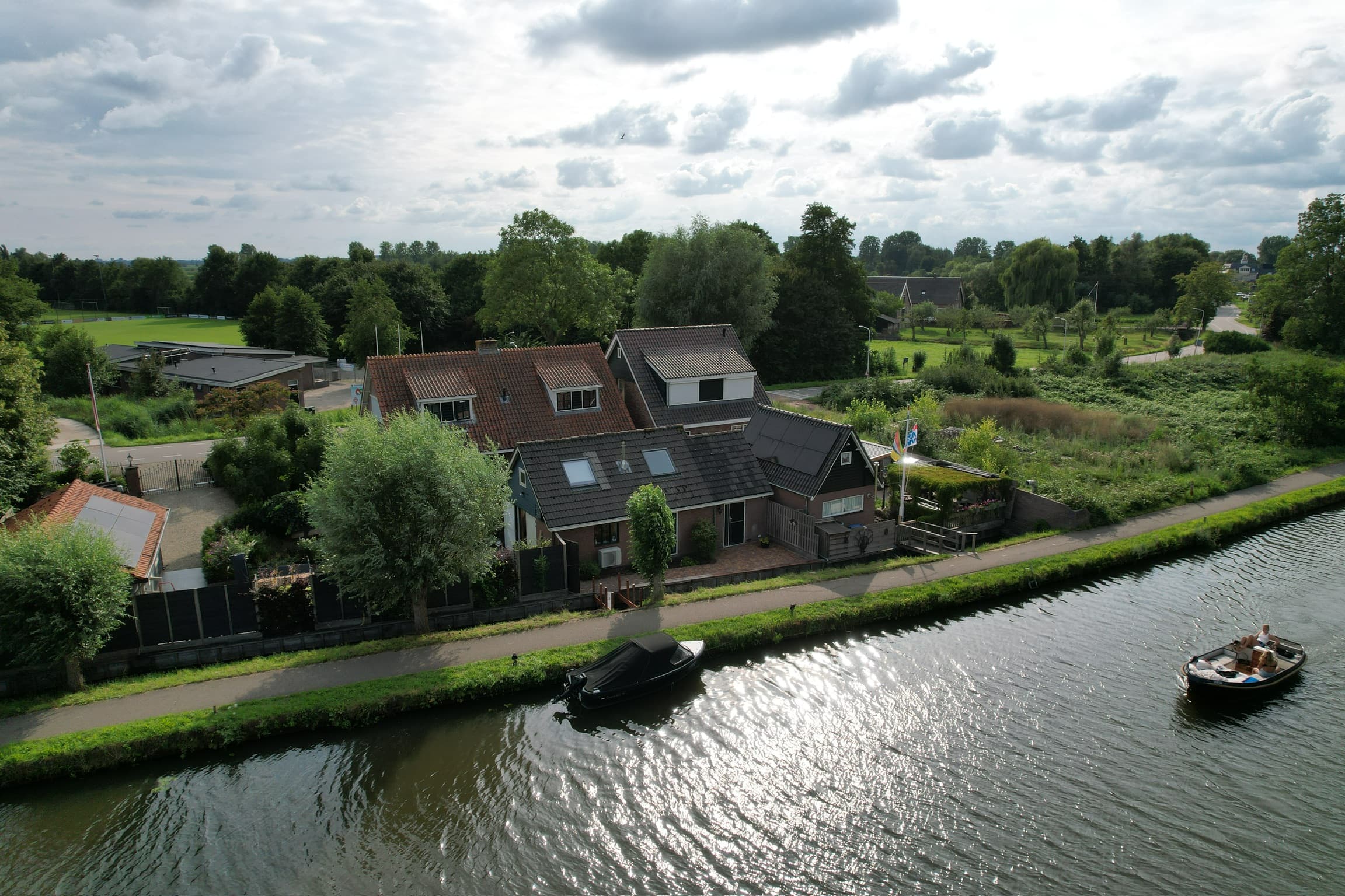 Luchtfoto van de locatie van B&B De Oude Waterlinie aan de Oude Rijn
