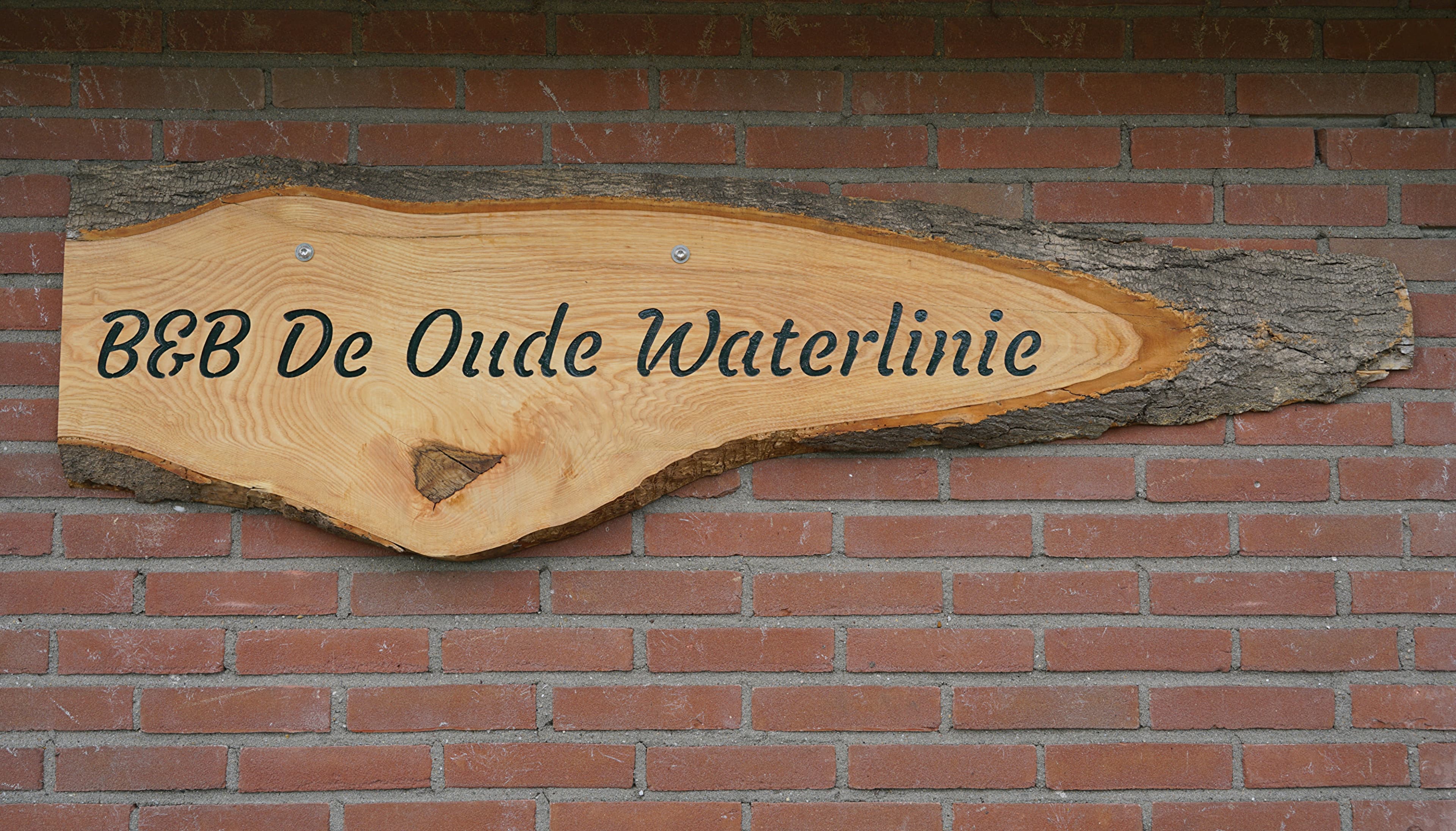 Naambord van B&B De Oude Waterlinie aan de Weijpoort in Nieuwerbrug