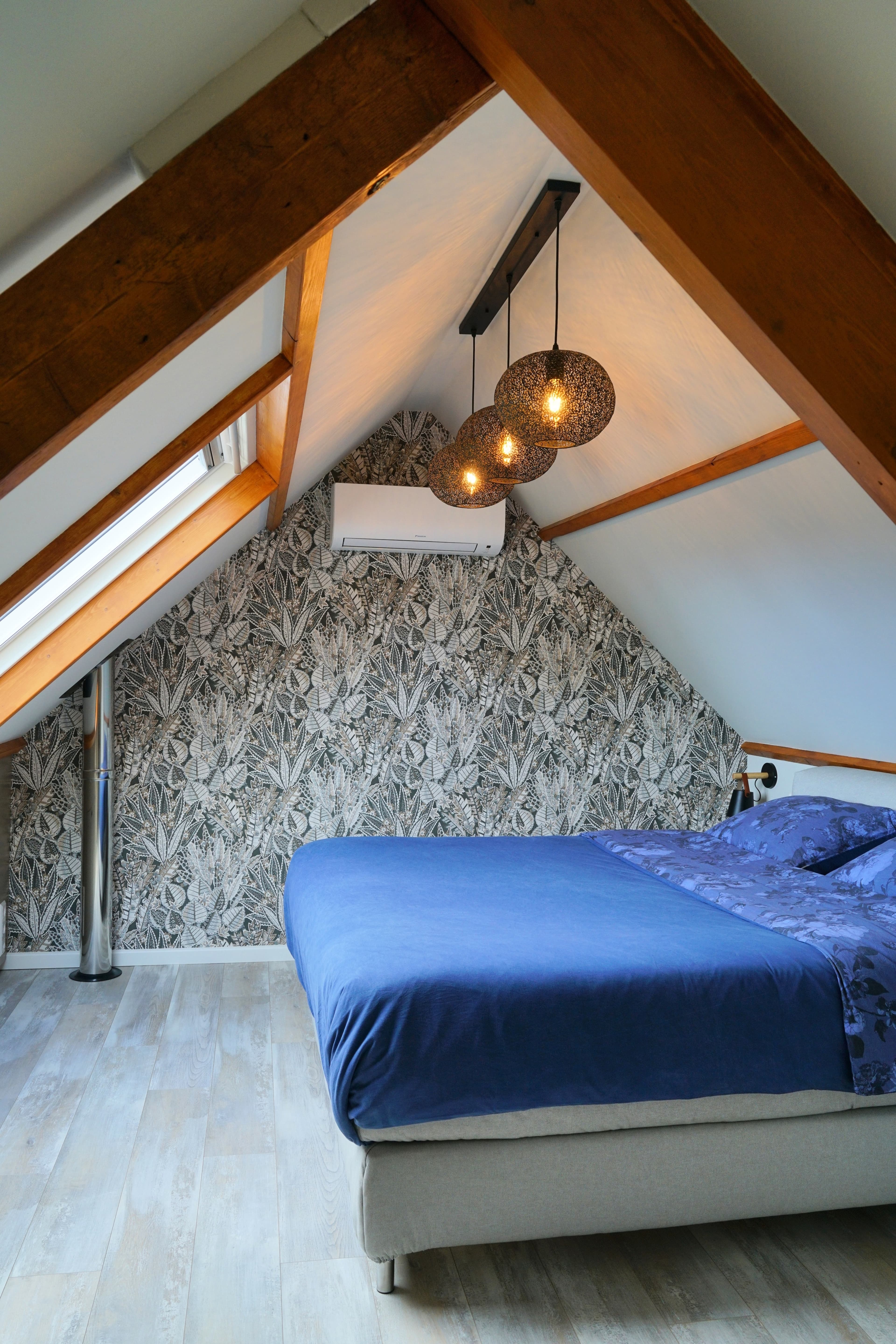Slaapkamer met dakraam en uitzicht over de Oude Rijn