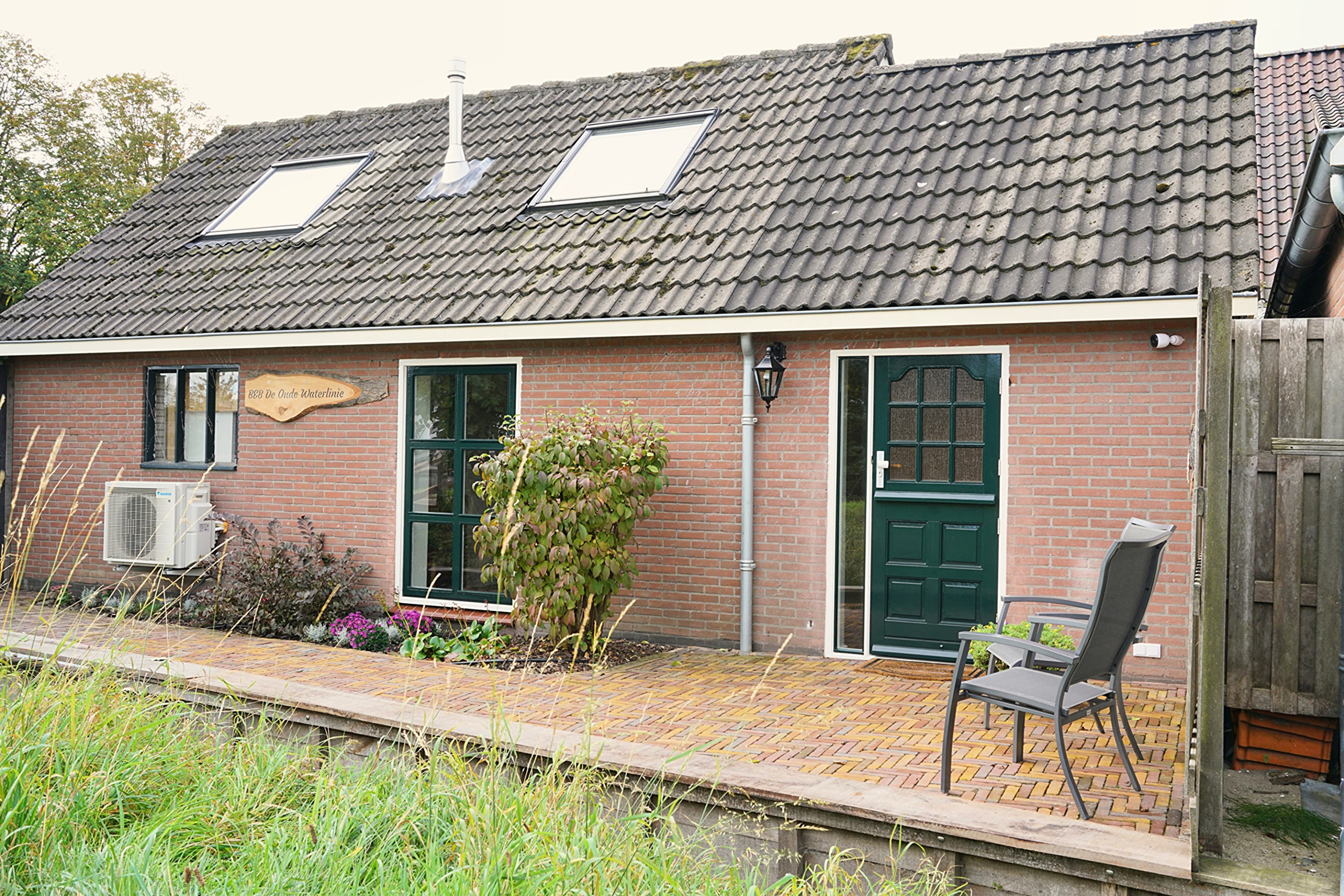 Vooraanzicht van B&B De Oude Waterlinie aan de Oude Rijn