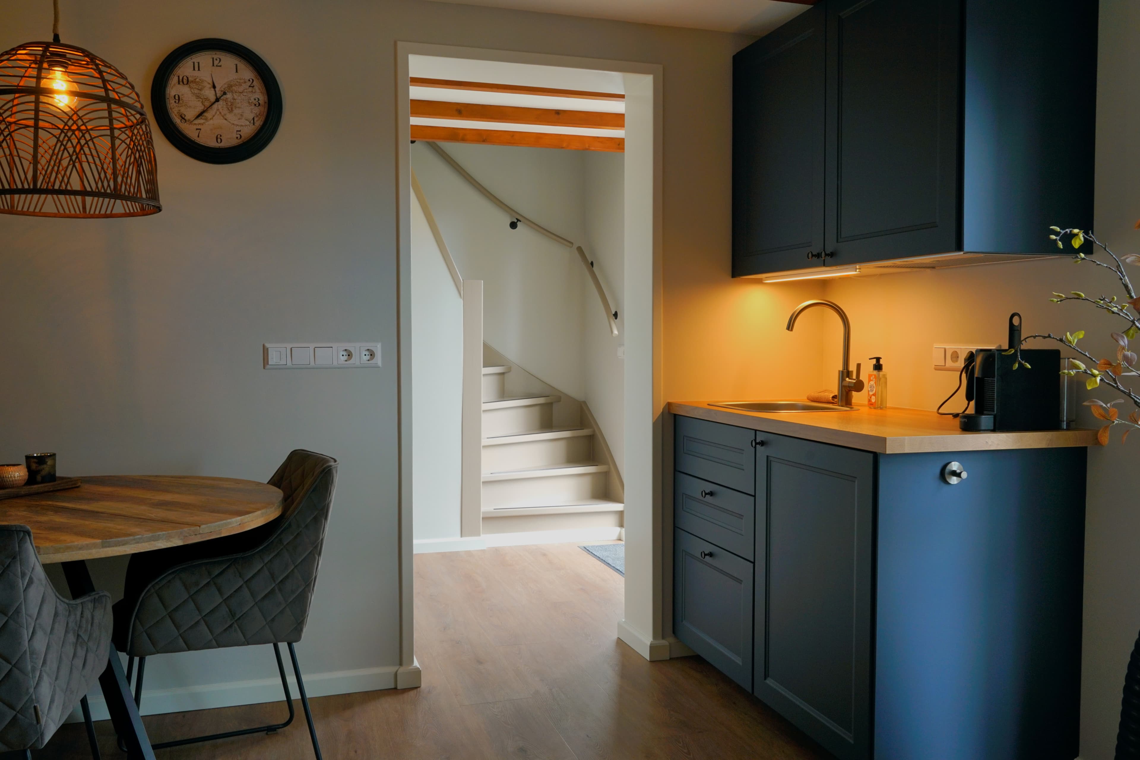 Compact keukenblok in de woonkamer van B&B De Oude Waterlinie