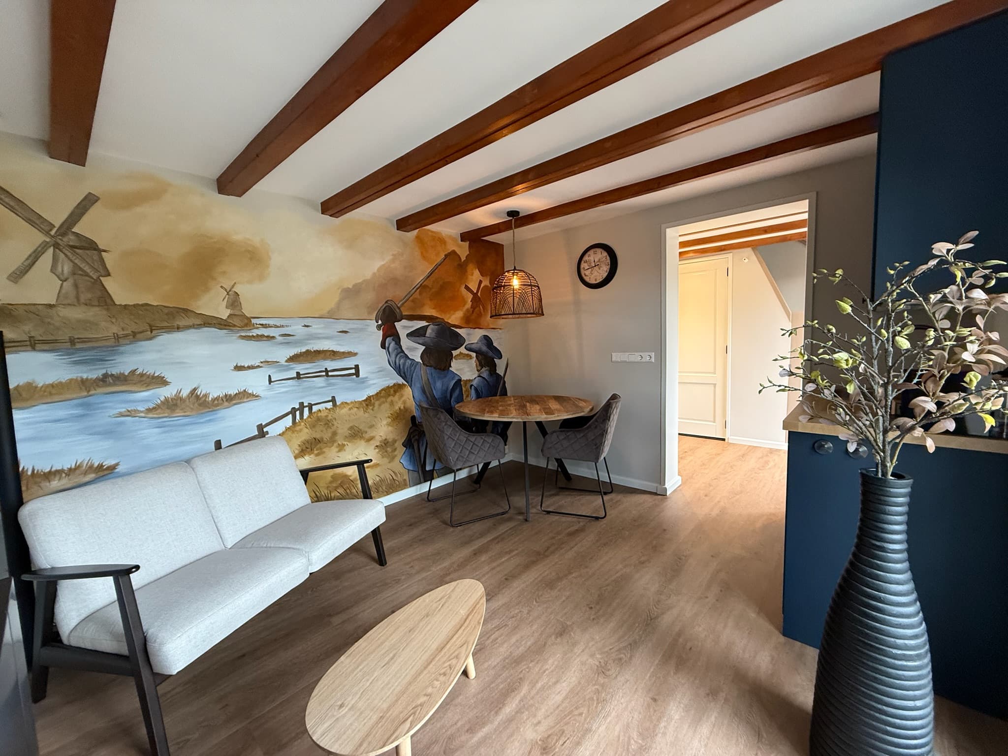 Sfeervolle woonkamer met uitzicht op de Oude Rijn